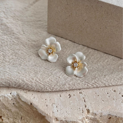 Refined Flower Design Earrings