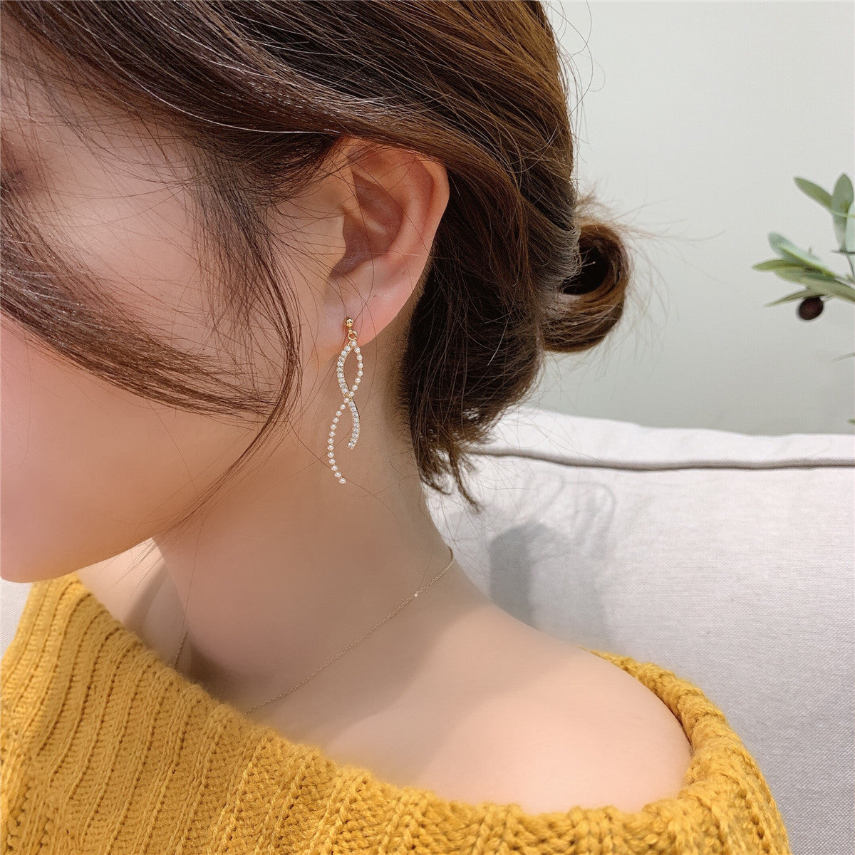 Silver Needle Pearl Curved Earring
