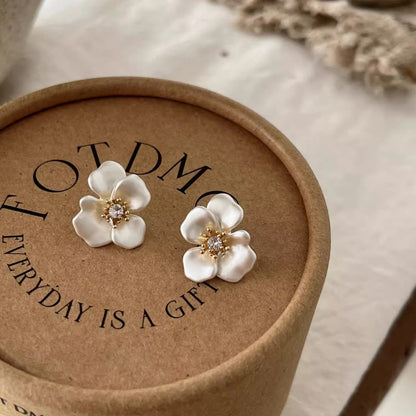 Refined Flower Design Earrings