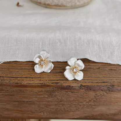 Refined Flower Design Earrings
