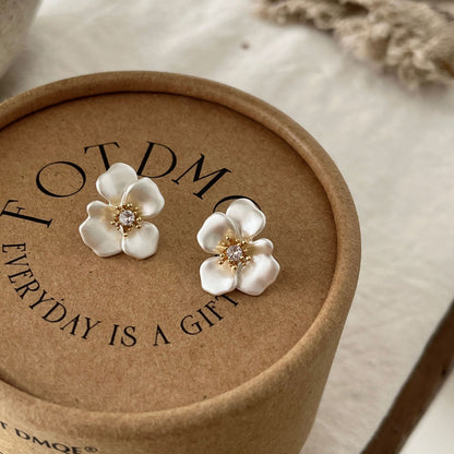Refined Flower Design Earrings