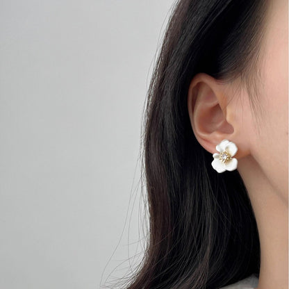 Refined Flower Design Earrings